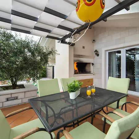 Villa House Maca Grude