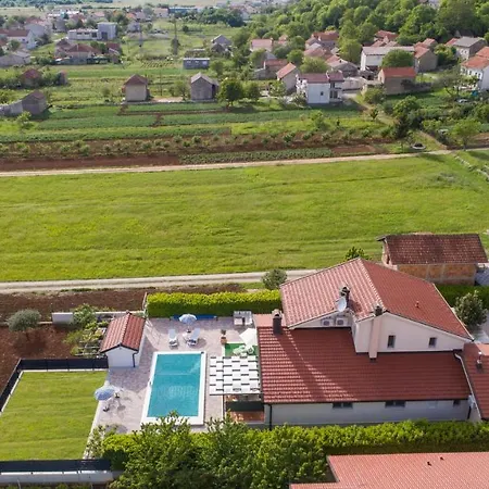 Villa House Maca Grude