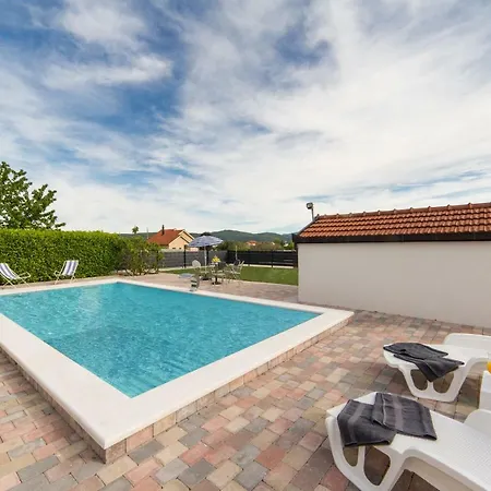 Villa House Maca Grude